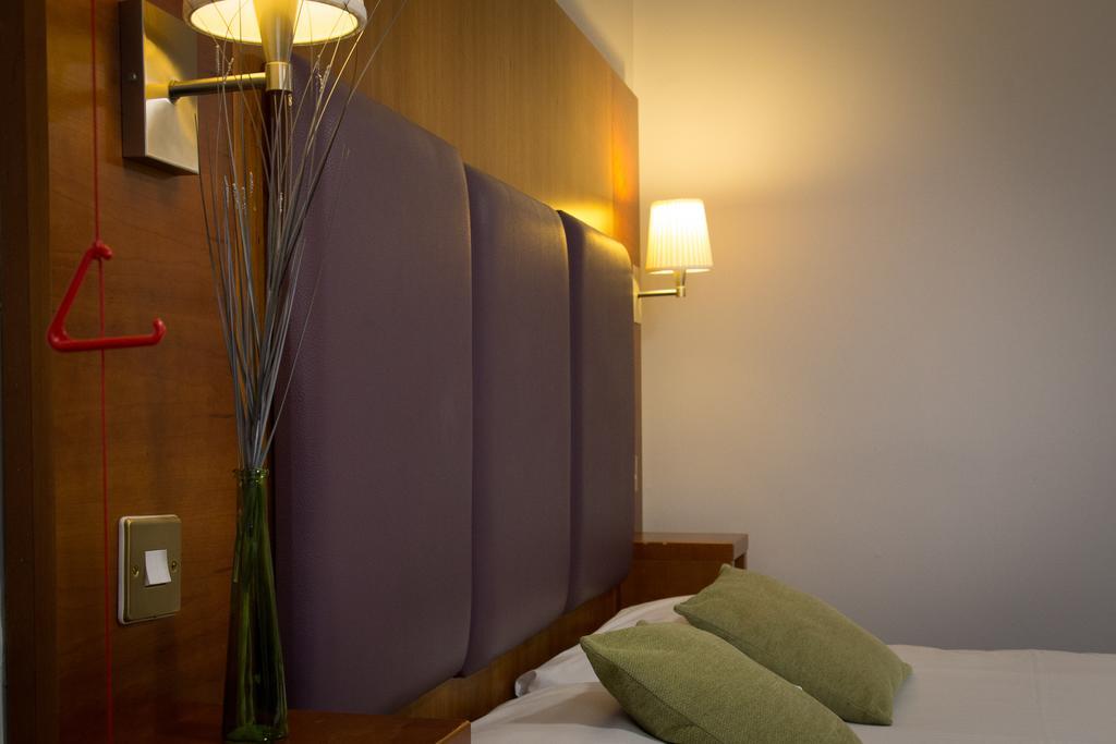 Hello Hotel Swinton  Esterno foto